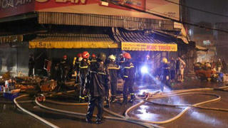 Cháy dữ dội kho chứa vải, ki-ốt bán đồ thờ cúng