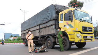 Tin giao thông đến sáng 14/10: Truy tìm thanh niên đi xe biển tứ quý gây tai nạn chết người; người đàn ông tử vong sau va chạm xe tải