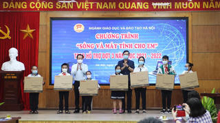 Hơn 4.500 học sinh Hà Nội được hỗ trợ thiết bị học trực tuyến