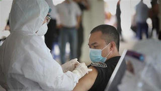 Bắc Ninh ưu tiên tiêm vaccine cho người vận chuyển hàng hóa