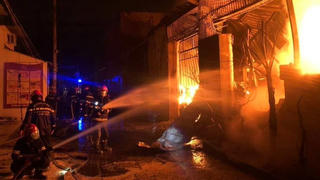 Lửa thiêu rụi xưởng sản xuất sơn ở TP HCM 