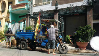 Cụ bà rơi từ tầng 5 xuống cổng tử vong