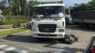 Người phụ nữ tử vong dưới gầm ô tô container