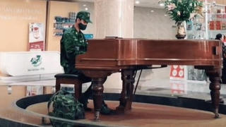 Clip anh bộ đội say sưa chơi đàn trong bệnh viện khiến nhiều người cảm động