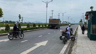 Tin giao thông đến sáng 2/11: Xe máy va xe tải, 1 người tử vong; xe nâng húc rơi cổng, tài xế thoát chết hi hữu