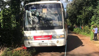 Xe đưa rước quên đóng cửa, 1 học sinh lớp 6 rơi xuống đường bị chèn tử vong