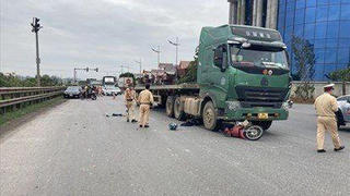 Tin giao thông đến sáng 9/11: Xe đầu kéo cuốn 1 người vào gầm; người đàn ông vác gậy đập vỡ kính xe Mercedes