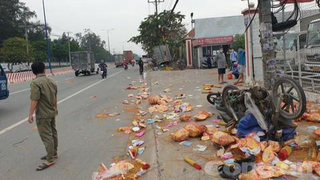 Ô tô tải tông loạt xe máy, bẹp đầu khi đâm gốc cây bên đường