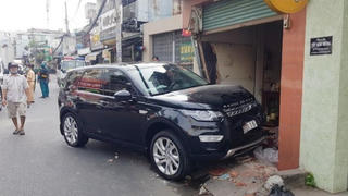Tin giao thông đến sáng 10/11: Xe tải tông gãy lan can cầu, rơi xuống sông; Ô tô Range Rover đâm sập tường, 1 người đi bộ tử vong