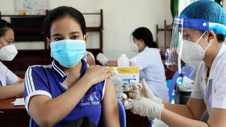 Nhiều tỉnh, thành triển khai tiêm vaccine cho học sinh