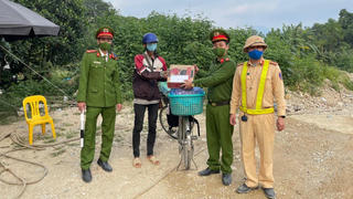 Nam thanh niên đi xe đạp gần 2.000km tìm việc