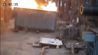 Công nhân hàn xì bị bắn lên không trung rồi nằm bất động