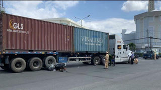Tin giao thông đến sáng 13/11: Người đàn ông tử vong khi va xe container, mẹ gãy 2 chân, con gái thiệt mạng dưới bánh xe ben