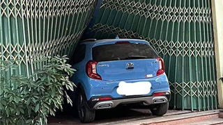 Tin giao thông đến sáng 15/11: Tông đuôi xe đầu kéo, 1 người thiệt mạng; nữ tài xế đạp nhầm chân ga, ô tô lao thẳng vào trụ sở đội thuế