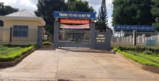 Cách chức hiệu trưởng giữ học bạ học sinh nghèo không đóng quỹ