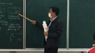 Xúc động hình ảnh thầy giáo cầm bông hoa giảng bài suốt buổi học