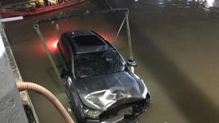 Tin giao thông đến sáng 30/11: Ô tô lao xuống kênh, tài xế mở cửa thông gió thoát ra ngoài; va chạm xe ben, 2 người tử vong