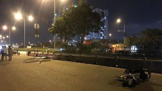 Tin giao thông đến sáng 3/12: Container ôm cua cán người phụ nữ đi xe đạp điện tử vong; Ô tô mất lái tông vào cây, tài xế tử vong thương tâm