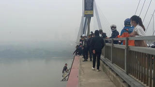 Giải cứu nam thanh niên định nhảy cầu Nhật Tân