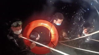 Cảnh sát trầm mình dưới kênh ô nhiễm nhất TP HCM tìm người nhảy cầu 