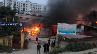 Cháy xưởng sản xuất phèn chua, kho chứa hàng, thiệt hại ước tính 13 tỷ đồng