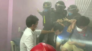 Nam thanh niên nghi ngáo đá đòi tự thiêu