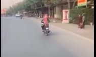 'Thót tim' cảnh ông bố để con nhỏ ôm cổ phóng xe băng băng trên đường