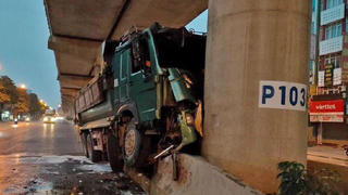 Tin giao thông đến sáng 29/12: Xe tải tông trụ đường sắt bốc cháy; ô tô biến dạng sau tai nạn