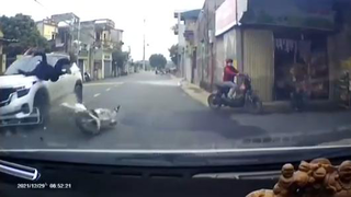 Nam thiếu niên 'lao như bay' ra khỏi ngõ bị ô tô hất văng