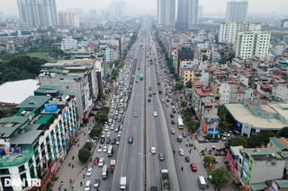 Cửa ngõ Hà Nội thông thoáng, phía Tây TP HCM tấp nập xe chiều cuối năm 2021