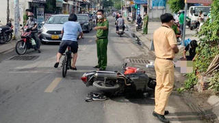 Tin giao thông đến sáng 3/1: Xe chở công nhân lao vào vách núi, 3 người bị thương; Lao xe lên lề đường, 1 người tử vong