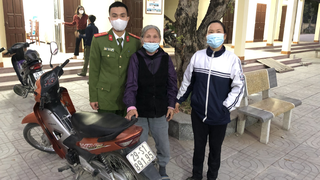 Công an tìm người thân cho cụ già đi lạc