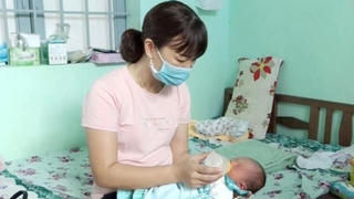 Bé trai sơ sinh bị bỏ trong túi nilon đen ở nghĩa trang