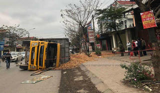 Tin giao thông đến sáng 10/1: Tông vào gốc cây, 2 thanh niên tử nạn; Người phụ nữ tử vong khi dừng đèn đỏ bị xe tải lật trúng