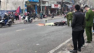 Tin giao thông đến sáng 16/1: Ngã ra đường một người phụ nữ bị ô tô tông tử vong; Hai xe máy va chạm, 1 người thiệt mạng