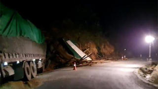 Tin giao thông đến sáng 19/1: Xe chở gỗ mất lái, 2 người tử vong trong cabin; Tông đuôi xe bán tải, nam thanh niên thiệt mạng