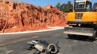 Tin giao thông đến sáng 20/1: Xe múc tông kỹ sư thi công tử vong; Xe tải va chạm xe đầu kéo, 2 người thiệt mạng