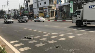 Chạy qua đường, người đàn ông bị ô tô tông tử vong