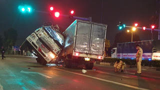 Tin giao thông đến sáng 23/1: Tai nạn xe ben- xe tải khiến 2 người tử vong