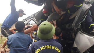 Tin giao thông đến sáng 24/1: Truy tìm tài xế gây tai nạn khiến 1 người tử vong; Kịp thời cứu 2 người bị kẹt trong xe tải gặp nạn