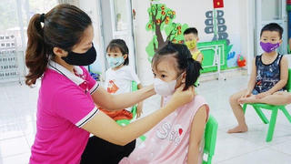 Học sinh mầm non TP HCM đến trường sau Tết