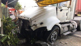 Xe container va chạm với ô tô 16 chỗ rồi lao vào nhà dân, 7 người bị thương