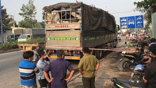 Tin giao thông đến sáng 29/1: Ô tô húc dải phân cách tông loạt xe máy; Nam tài xế rơi từ thùng xe tải xuống đất tử vong