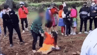 Thiếu nữ vùng vẫy khi bị thanh niên vùng cao 'bắt vợ' ngày đầu năm