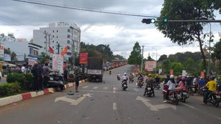 Tin giao thông đến sáng 12/2: Xe khách va chạm xe máy, 2 người tử vong; Xe tải “lùa” 2 ô tô đang dừng đèn đỏ