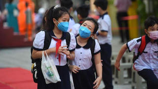 Học sinh mầm non, tiểu học TP HCM rạng rỡ ngày trở lại trường