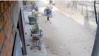 Pha bẻ lái nhận 'mưa lời khen' của nữ tài xế khi bé trai băng qua đường