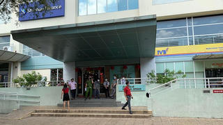 Cụ bà rơi từ tầng cao chung cư ở TP HCM