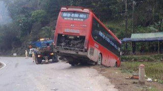 Tin giao thông đáng chú ý ngày 16/2: Va chạm với xe bus, 1 người tử vong; Bất cẩn khi qua đường, người đàn ông bị tàu hoả kéo lê