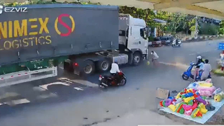 'Người hùng' cứu bé trai suýt bị container tông trúng